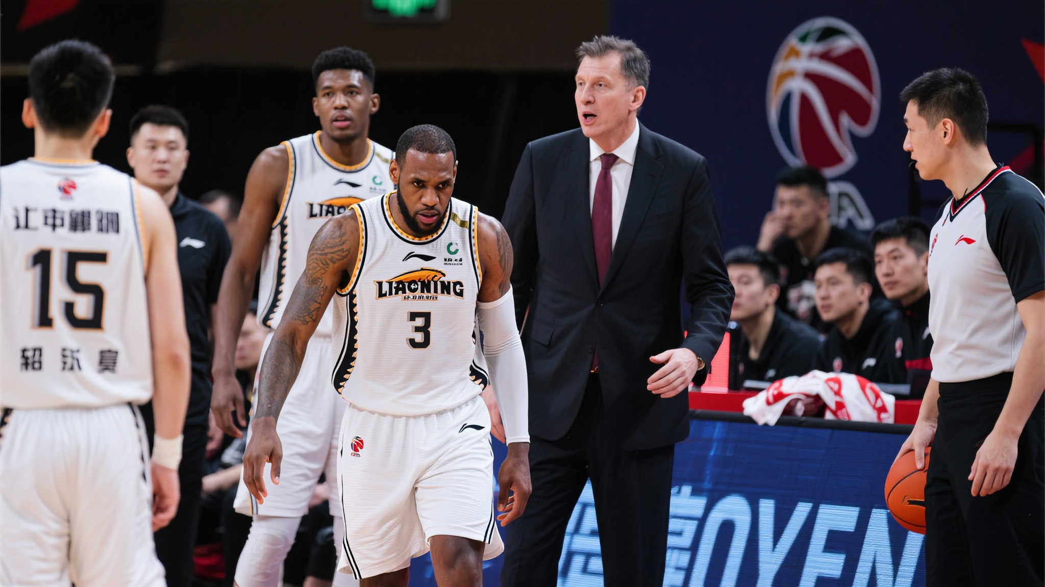 陈天灿底角爆发:准投三分扭转半决赛低迷表现 首先,我们来看战术层面。如果教练组并未及时根据对方